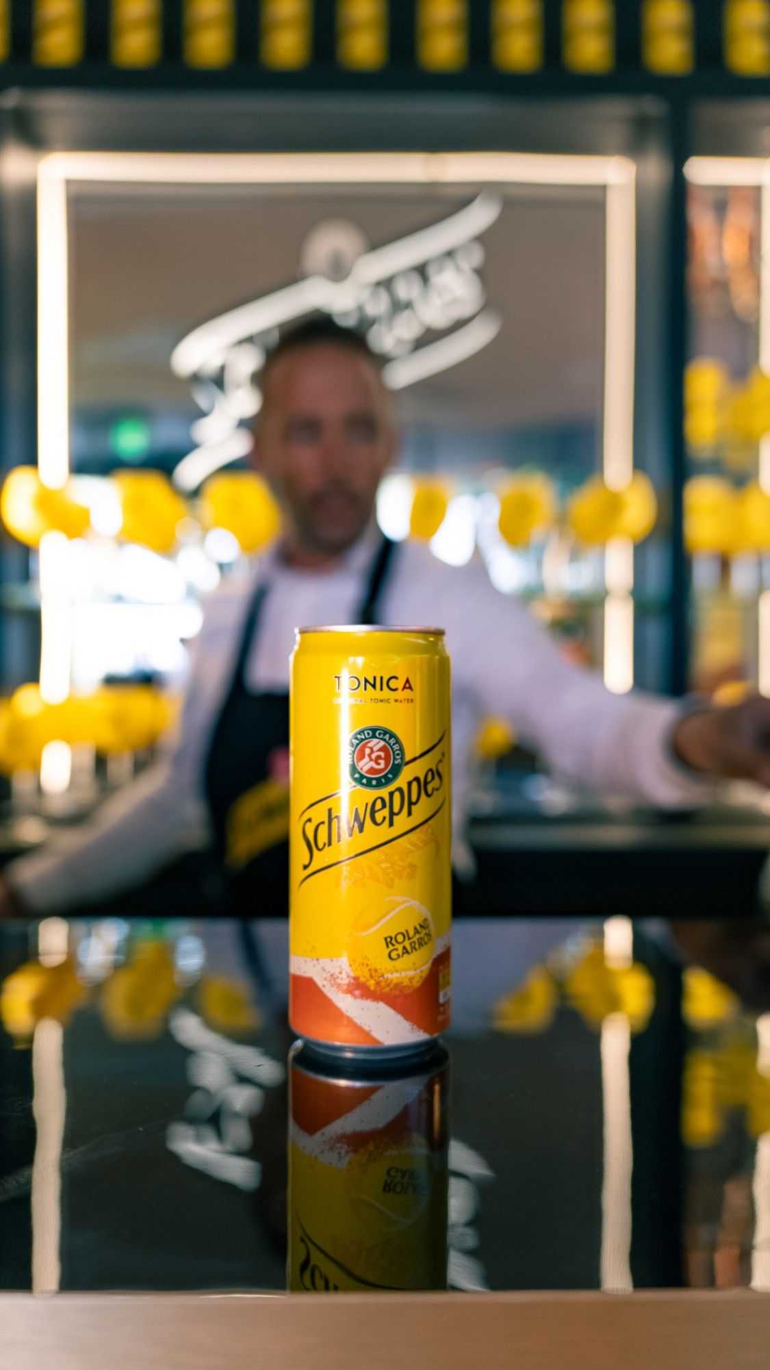 Schweppes Roland-Garros can on the bar, portrait shoot